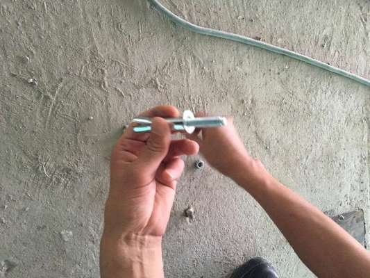 化學(xué)錨栓與膨脹螺栓的區(qū)別，化學(xué)錨栓與膨脹螺栓，差異全