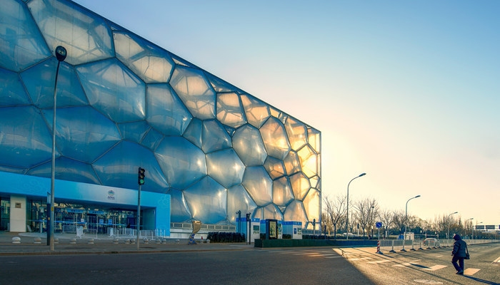 鋼結(jié)構(gòu)建筑的優(yōu)勢與挑戰(zhàn)，鋼結(jié)構(gòu)建筑，優(yōu)勢顯著，挑戰(zhàn)并存