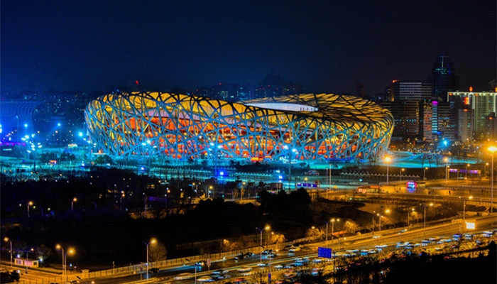 鋼結(jié)構(gòu)建筑的優(yōu)勢與挑戰(zhàn)，鋼結(jié)構(gòu)建筑，優(yōu)勢顯著，挑戰(zhàn)并存