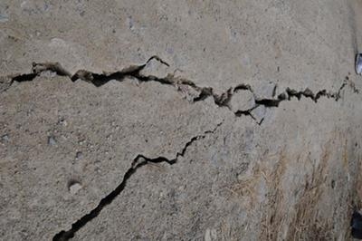 裂縫發(fā)展對(duì)結(jié)構(gòu)安全影響，幾種不同風(fēng)格的標(biāo)題供你參考，你可以根據(jù)具體使用場(chǎng)景進(jìn)行選擇，，學(xué)術(shù)嚴(yán)謹(jǐn)風(fēng)，裂縫發(fā)展態(tài)勢(shì)及其對(duì)結(jié)構(gòu)安全的影響探究，突出警示風(fēng)，警惕！裂縫發(fā)展正悄然威脅結(jié)構(gòu)安全，簡(jiǎn)潔直白風(fēng)，裂縫發(fā)展與 行業(yè)新聞 第4張