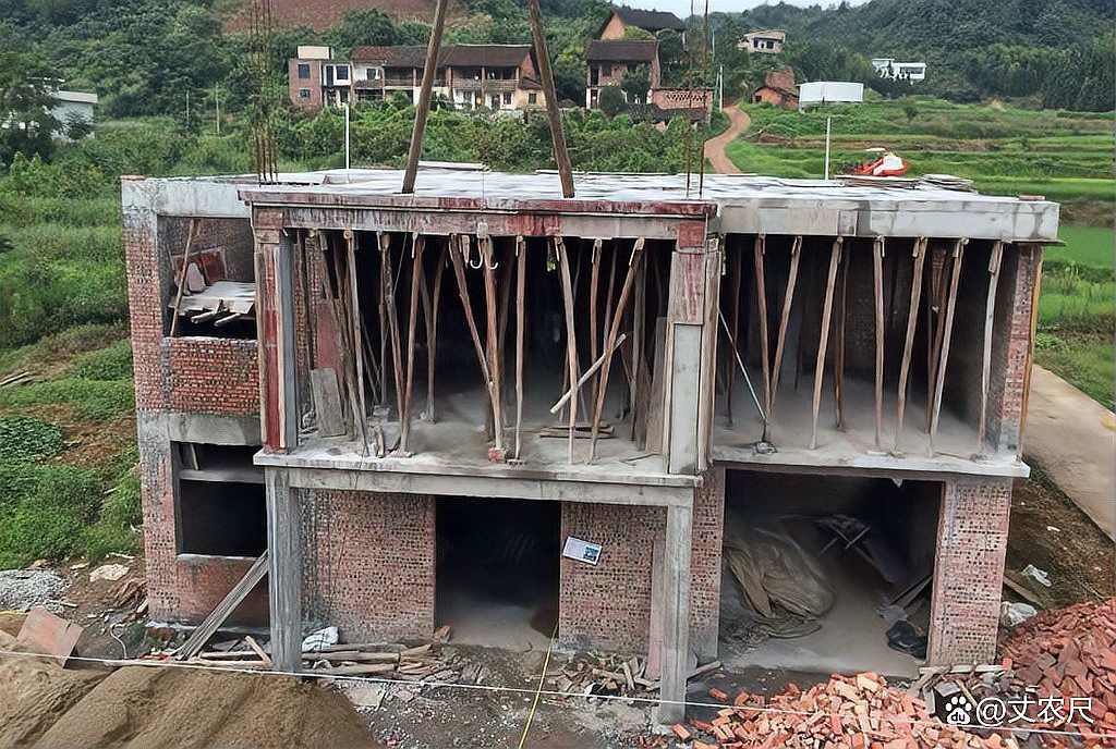 農(nóng)村老房子加彩鋼屋頂（8月新一輪排查繼續(xù)丈農(nóng)尺）